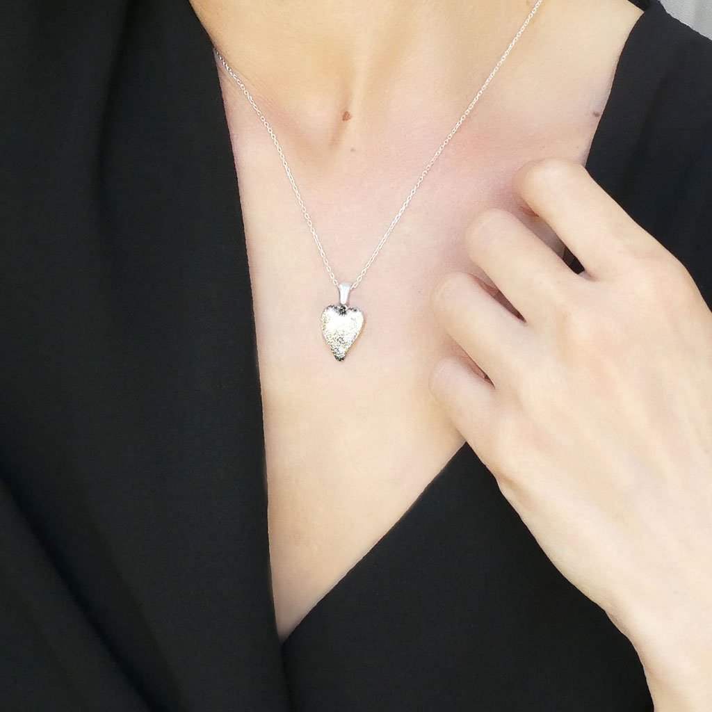 NECKLACE SILVER PEARL ~ AQUA | HEART | REFLET[proNECKLACE SILVER PEARL ~ AQUAduct_vendor]MicrocosmosPRODUCT INFORMATION                             

Exlusive Microcosmoses Glass Reflet
Bead size length: 18 mm / 0.7" |  width: 13 mm / 0.5"     

Base chain: SterlinNECKLACE