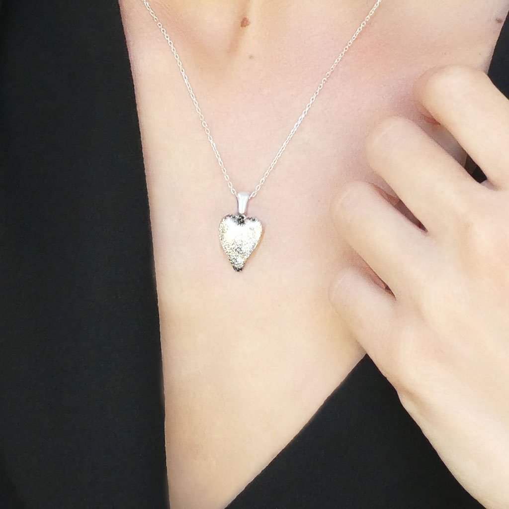 NECKLACE SILVER PEARL ~ AQUA | HEART | REFLET[proNECKLACE SILVER PEARL ~ AQUAduct_vendor]MicrocosmosPRODUCT INFORMATION                             

Exlusive Microcosmoses Glass Reflet
Bead size length: 18 mm / 0.7" |  width: 13 mm / 0.5"     

Base chain: SterlinNECKLACE