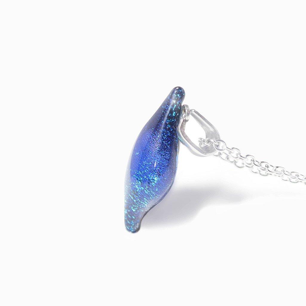 NECKLACE TURQUOISE ~ NIGHT BLUE | ALMOND | REFLET[proNECKLACE TURQUOISE ~ NIGHT BLUEduct_vendor]MicrocosmosPRODUCT INFORMATION

Exlusive Microcosmoses Glass Reflet
Bead size length: 25 mm / 1" |  width: 10 mm / 0.4"

Chain: Sterling Silver 925 ~ Stainless Steel 
Chain thiNECKLACE