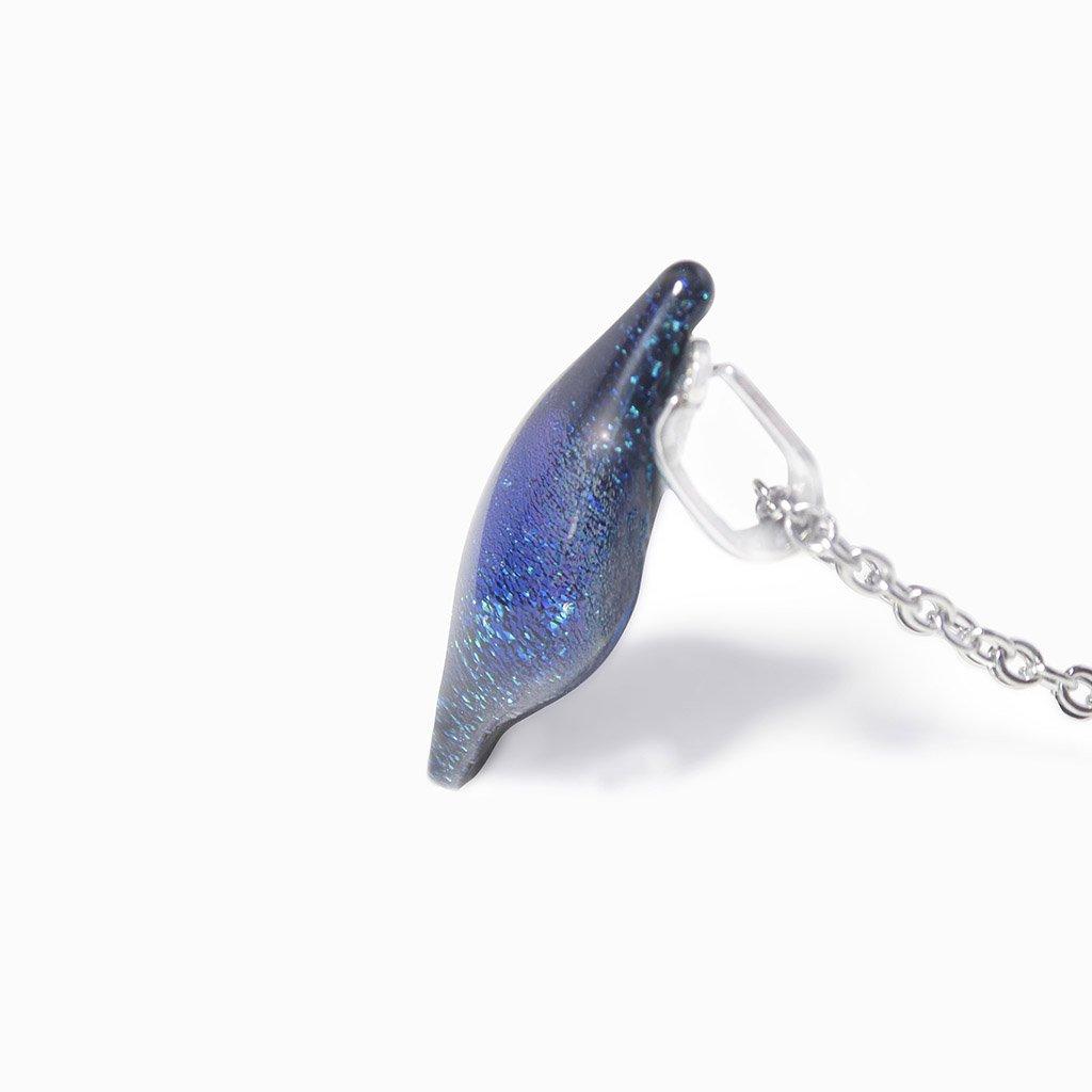 NECKLACE TURQUOISE ~ NIGHT BLUE | ALMOND | REFLET[proNECKLACE TURQUOISE ~ NIGHT BLUEduct_vendor]MicrocosmosPRODUCT INFORMATION

Exlusive Microcosmoses Glass Reflet
Bead size length: 25 mm / 1" |  width: 10 mm / 0.4"

Chain: Sterling Silver 925 ~ Stainless Steel 
Chain thiNECKLACE
