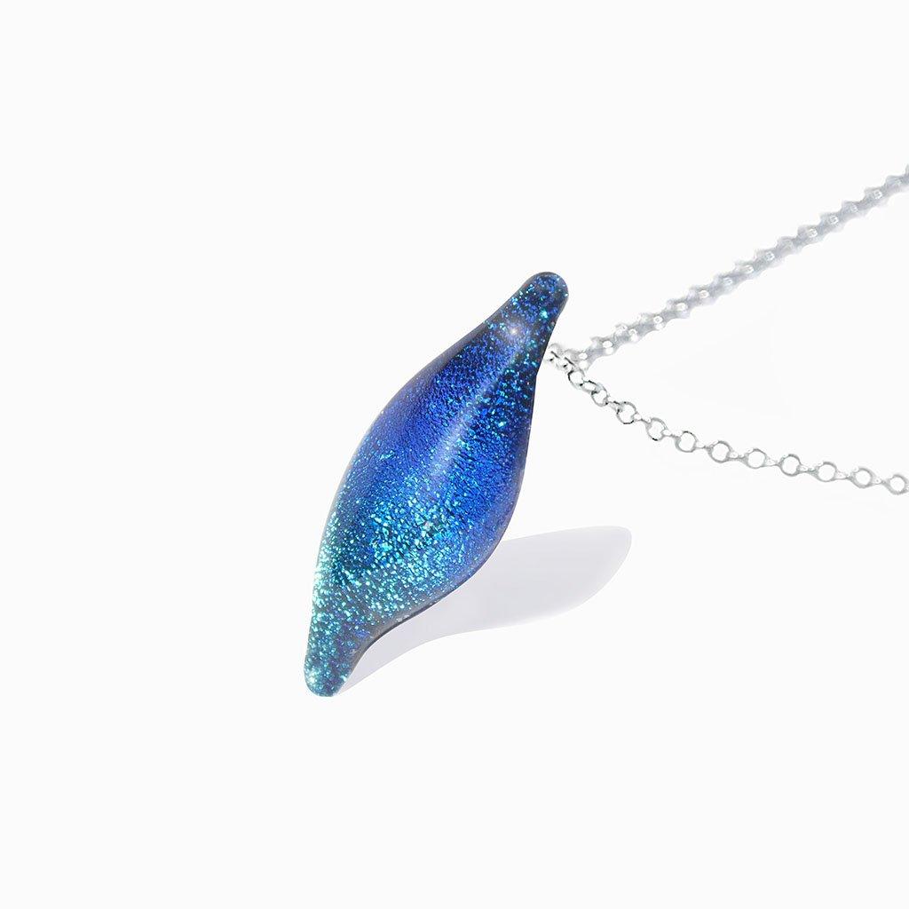 NECKLACE TURQUOISE ~ NIGHT BLUE | ALMOND | REFLET[proNECKLACE TURQUOISE ~ NIGHT BLUEduct_vendor]MicrocosmosPRODUCT INFORMATION

Exlusive Microcosmoses Glass Reflet
Bead size length: 25 mm / 1" |  width: 10 mm / 0.4"

Chain: Sterling Silver 925 ~ Stainless Steel 
Chain thiNECKLACE