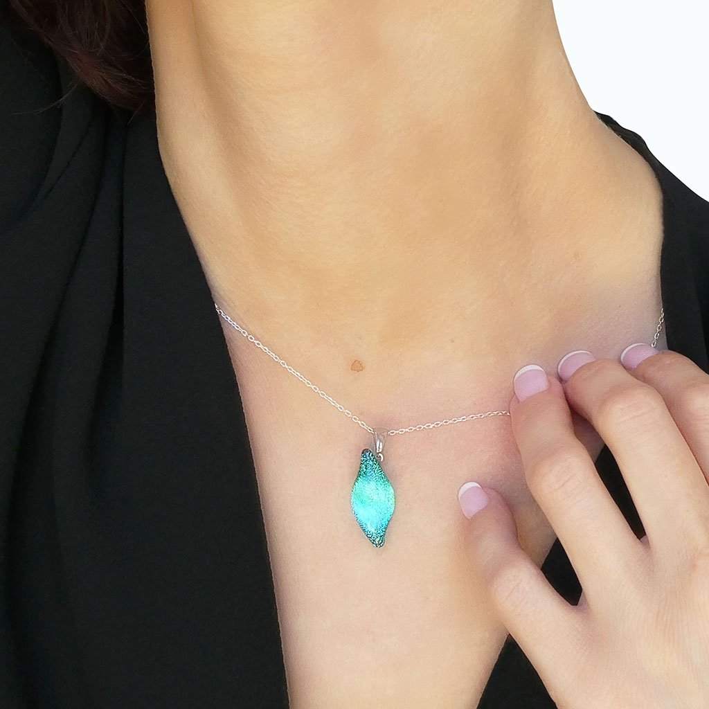 NECKLACE TURQUOISE ~ NIGHT BLUE | ALMOND | REFLET[proNECKLACE TURQUOISE ~ NIGHT BLUEduct_vendor]MicrocosmosPRODUCT INFORMATION

Exlusive Microcosmoses Glass Reflet
Bead size length: 25 mm / 1" |  width: 10 mm / 0.4"

Chain: Sterling Silver 925 ~ Stainless Steel 
Chain thiNECKLACE