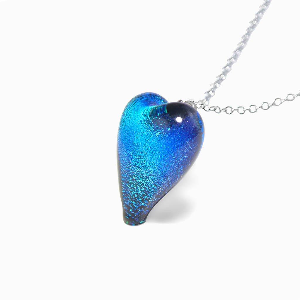 NECKLACE TURQUOISE ~ NIGHT BLUE | HEART | REFLET[proNECKLACE TURQUOISE ~ NIGHT BLUEduct_vendor]MicrocosmosPRODUCT INFORMATION                             

Exlusive Microcosmoses Glass Reflet
Bead size length: 18 mm / 0.7" |  width: 13 mm / 0.5"     

Base chain: SterlinNECKLACE