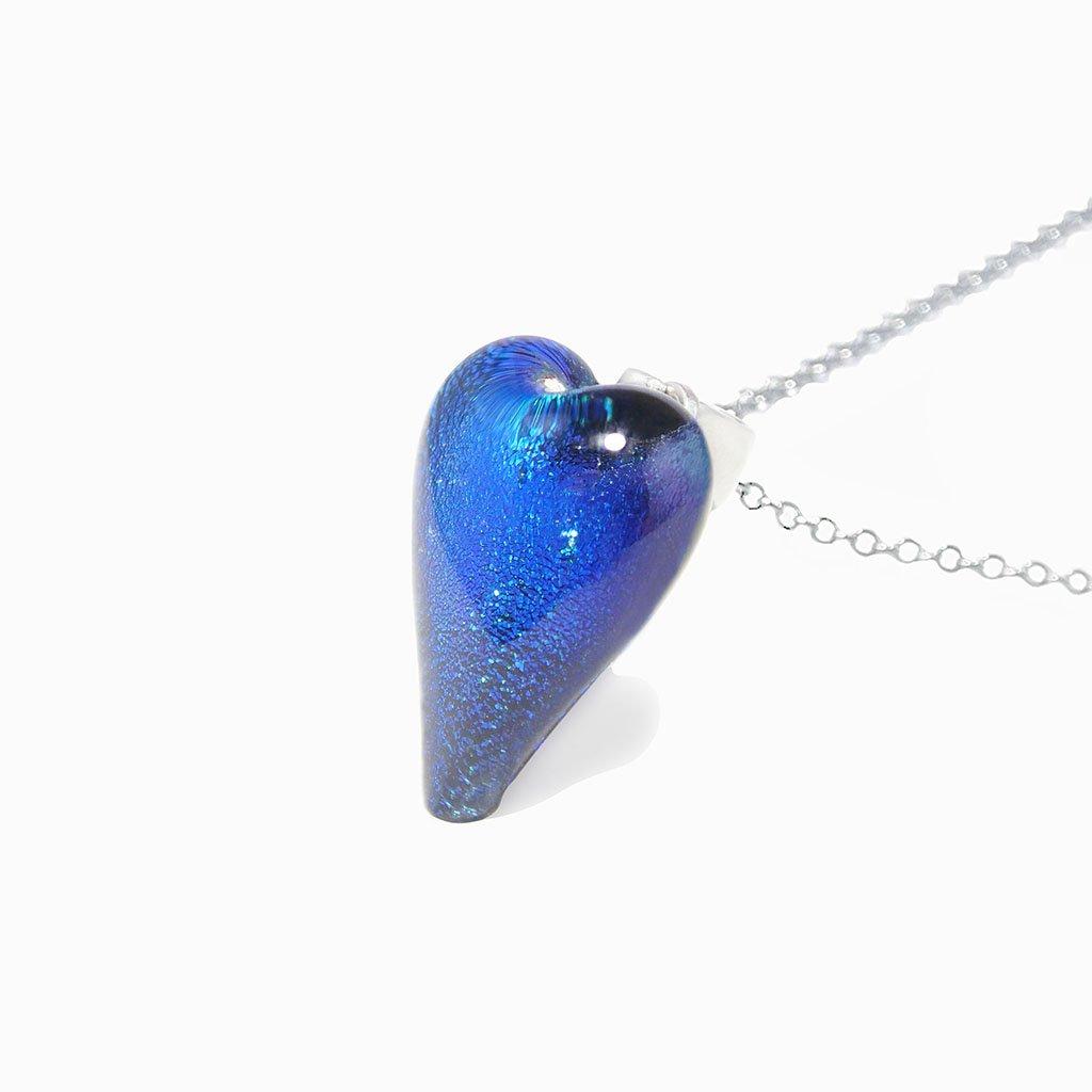 NECKLACE TURQUOISE ~ NIGHT BLUE | HEART | REFLET[proNECKLACE TURQUOISE ~ NIGHT BLUEduct_vendor]MicrocosmosPRODUCT INFORMATION                             

Exlusive Microcosmoses Glass Reflet
Bead size length: 18 mm / 0.7" |  width: 13 mm / 0.5"     

Base chain: SterlinNECKLACE