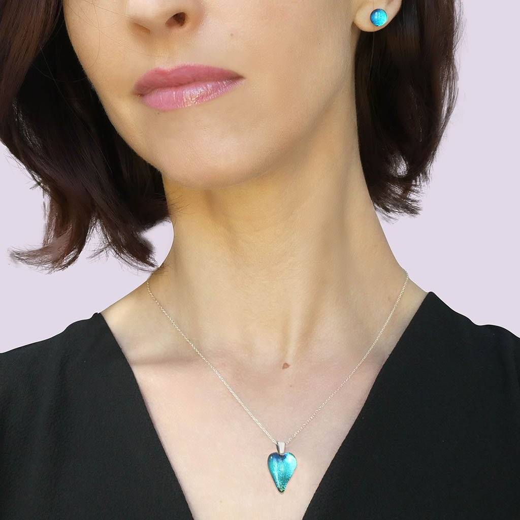 NECKLACE TURQUOISE ~ NIGHT BLUE | HEART | REFLET[proNECKLACE TURQUOISE ~ NIGHT BLUEduct_vendor]MicrocosmosPRODUCT INFORMATION                             

Exlusive Microcosmoses Glass Reflet
Bead size length: 18 mm / 0.7" |  width: 13 mm / 0.5"     

Base chain: SterlinNECKLACE