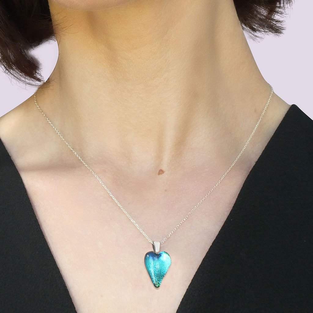NECKLACE TURQUOISE ~ NIGHT BLUE | HEART | REFLET[proNECKLACE TURQUOISE ~ NIGHT BLUEduct_vendor]MicrocosmosPRODUCT INFORMATION                             

Exlusive Microcosmoses Glass Reflet
Bead size length: 18 mm / 0.7" |  width: 13 mm / 0.5"     

Base chain: SterlinNECKLACE
