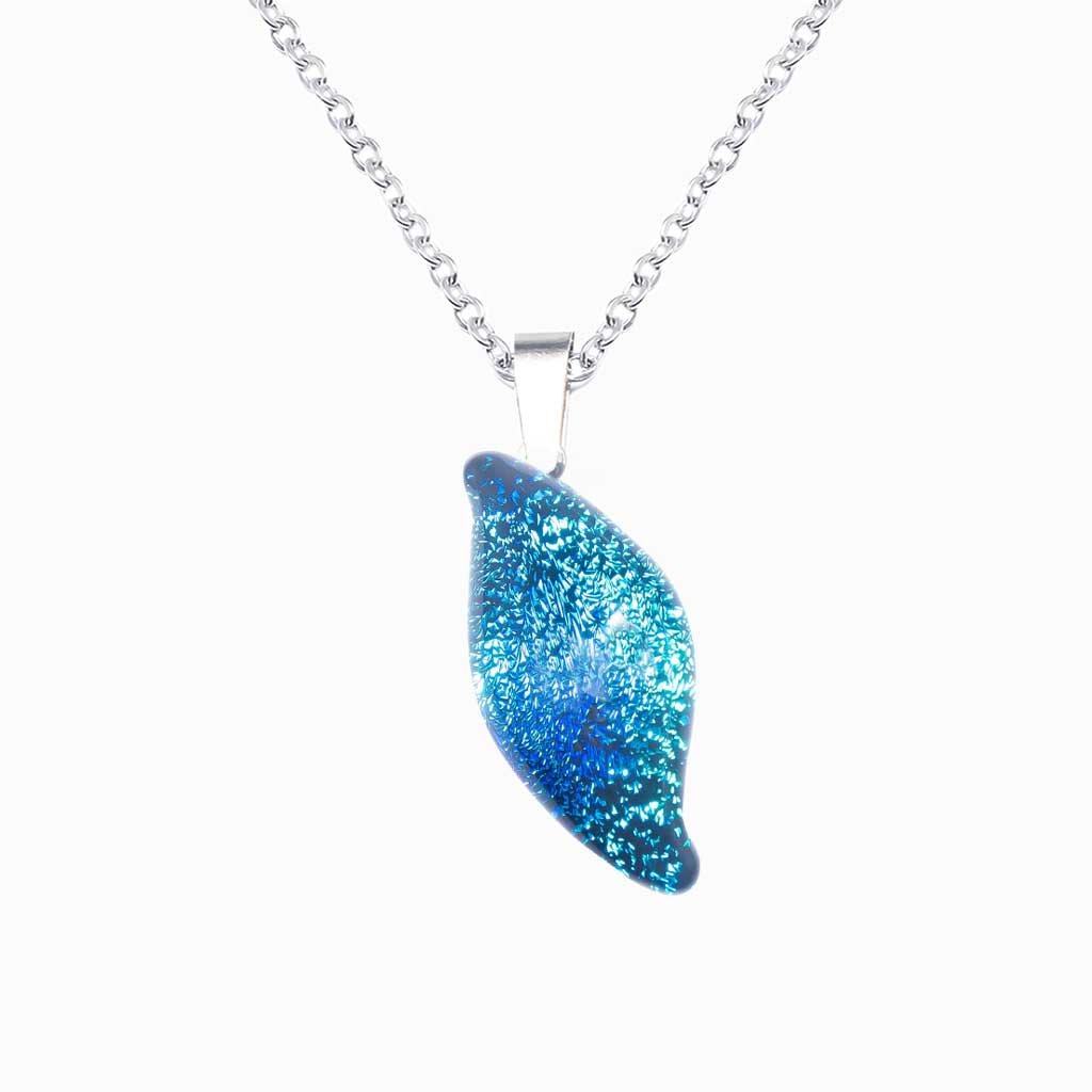 NECKLACE VERT DE BLEU ~ TEAL | ALMOND | REFLET[proNECKLACE VERT DE BLEU ~ TEALduct_vendor]MicrocosmosPRODUCT INFORMATION

Exlusive Microcosmoses Glass Reflet
Bead size length: 25 mm / 1" |  width: 10 mm / 0.4"

Chain: Sterling Silver 925 ~ Stainless Steel 
Chain thiNECKLACE