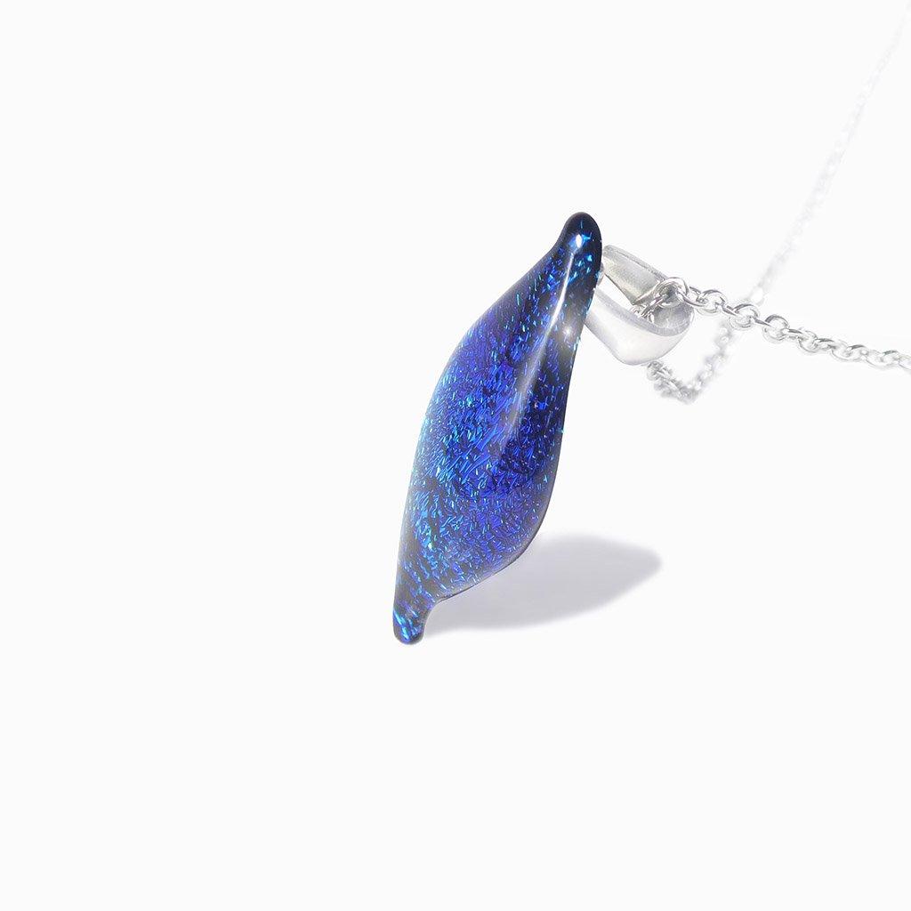 NECKLACE VERT DE BLEU ~ TEAL | ALMOND | REFLET[proNECKLACE VERT DE BLEU ~ TEALduct_vendor]MicrocosmosPRODUCT INFORMATION

Exlusive Microcosmoses Glass Reflet
Bead size length: 25 mm / 1" |  width: 10 mm / 0.4"

Chain: Sterling Silver 925 ~ Stainless Steel 
Chain thiNECKLACE