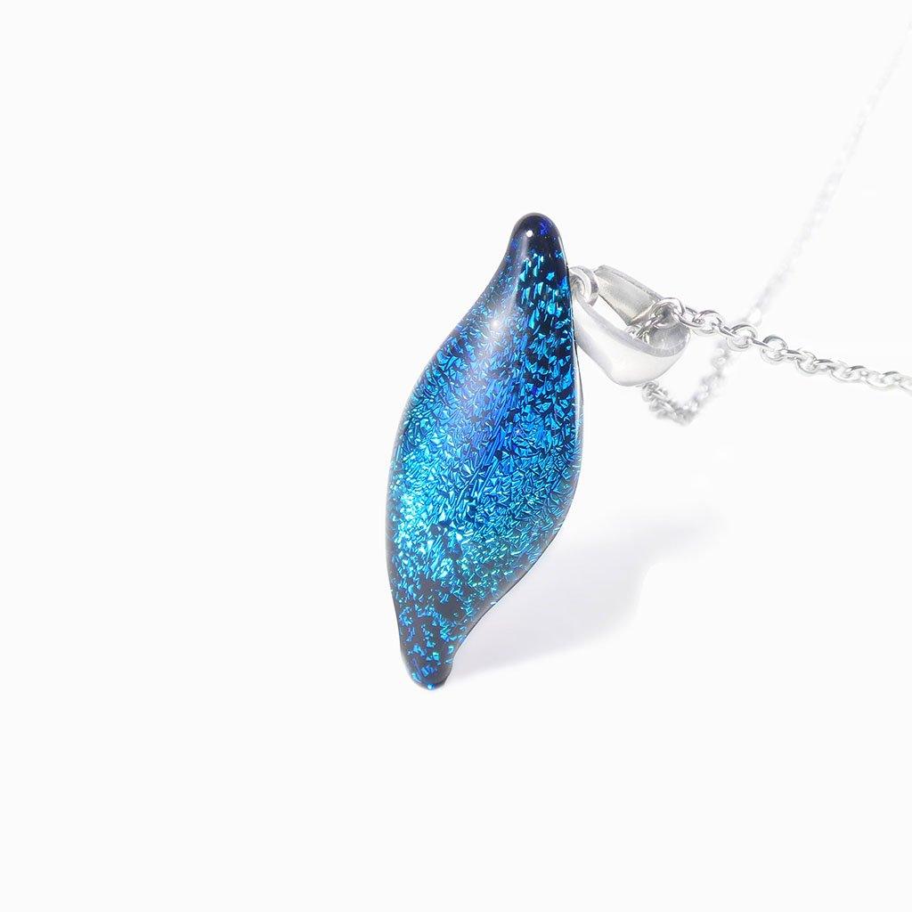NECKLACE VERT DE BLEU ~ TEAL | ALMOND | REFLET[proNECKLACE VERT DE BLEU ~ TEALduct_vendor]MicrocosmosPRODUCT INFORMATION

Exlusive Microcosmoses Glass Reflet
Bead size length: 25 mm / 1" |  width: 10 mm / 0.4"

Chain: Sterling Silver 925 ~ Stainless Steel 
Chain thiNECKLACE