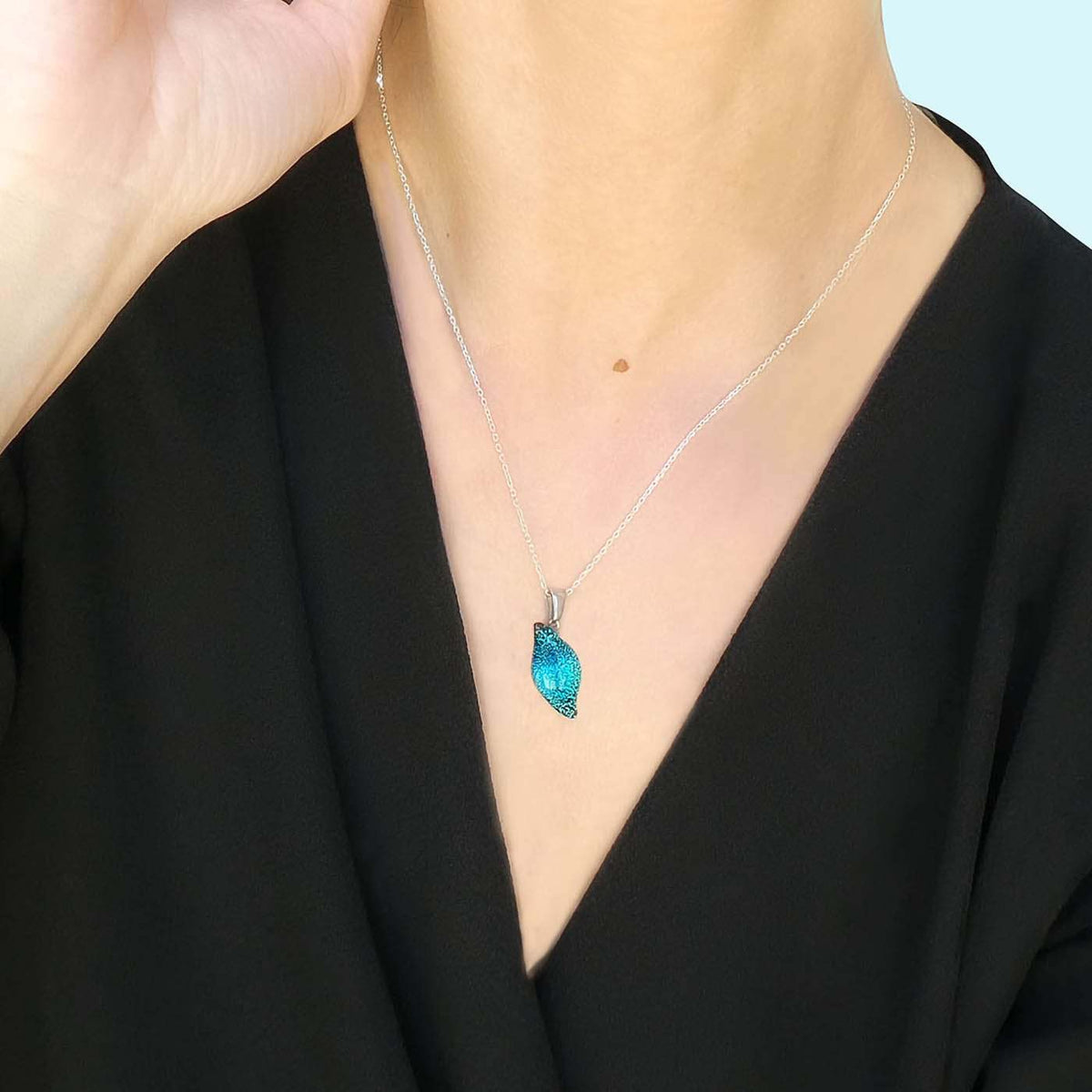 NECKLACE VERT DE BLEU ~ TEAL | ALMOND | REFLET[proNECKLACE VERT DE BLEU ~ TEALduct_vendor]MicrocosmosPRODUCT INFORMATION

Exlusive Microcosmoses Glass Reflet
Bead size length: 25 mm / 1" |  width: 10 mm / 0.4"

Chain: Sterling Silver 925 ~ Stainless Steel 
Chain thiNECKLACE