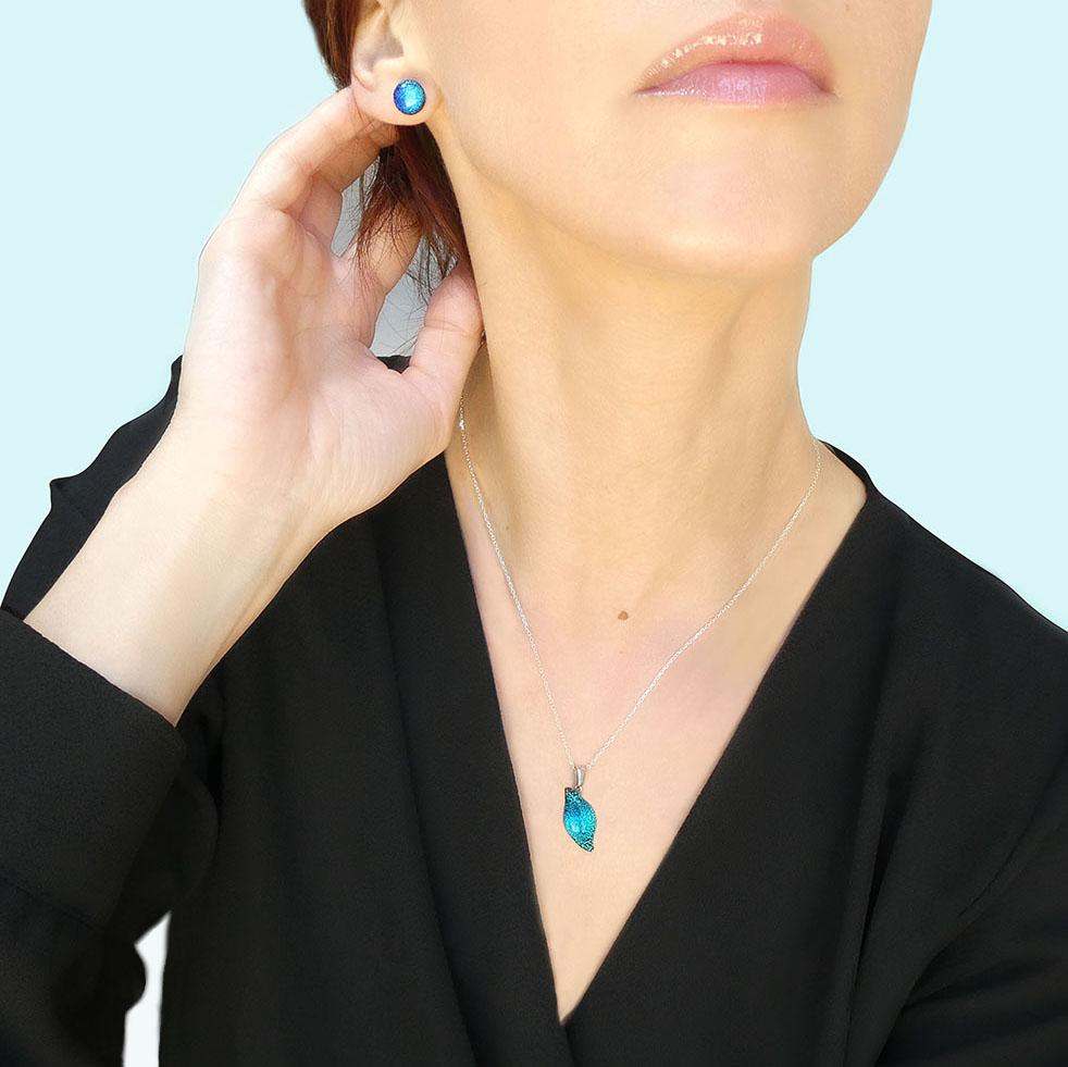 NECKLACE VERT DE BLEU ~ TEAL | ALMOND | REFLET[proNECKLACE VERT DE BLEU ~ TEALduct_vendor]MicrocosmosPRODUCT INFORMATION

Exlusive Microcosmoses Glass Reflet
Bead size length: 25 mm / 1" |  width: 10 mm / 0.4"

Chain: Sterling Silver 925 ~ Stainless Steel 
Chain thiNECKLACE