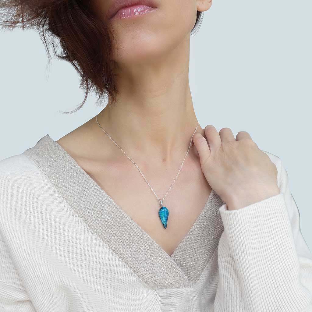 NECKLACE VERT DE BLEU ~ TEAL| DROP | REFLET[proNECKLACE VERT DE BLEU ~ TEALduct_vendor]MicrocosmosPRODUCT INFORMATION

Exlusive Microcosmoses Glass Reflet
Bead size length: 20 mm/ 0.8" |  width: 12 mm/ 0.5"

Base chain: Sterling Silver 925 ~ Stainless Steel 
ChaiNECKLACE
