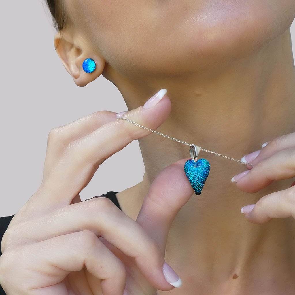 NECKLACE VERT DE BLEU ~ TEAL | HEART | REFLET[proNECKLACE VERT DE BLEU ~ TEALduct_vendor]MicrocosmosPRODUCT INFORMATION                             

Exlusive Microcosmoses Glass Reflet
Bead size length: 18 mm / 0.7" |  width: 13 mm / 0.5"     

Base chain: SterlinNECKLACE