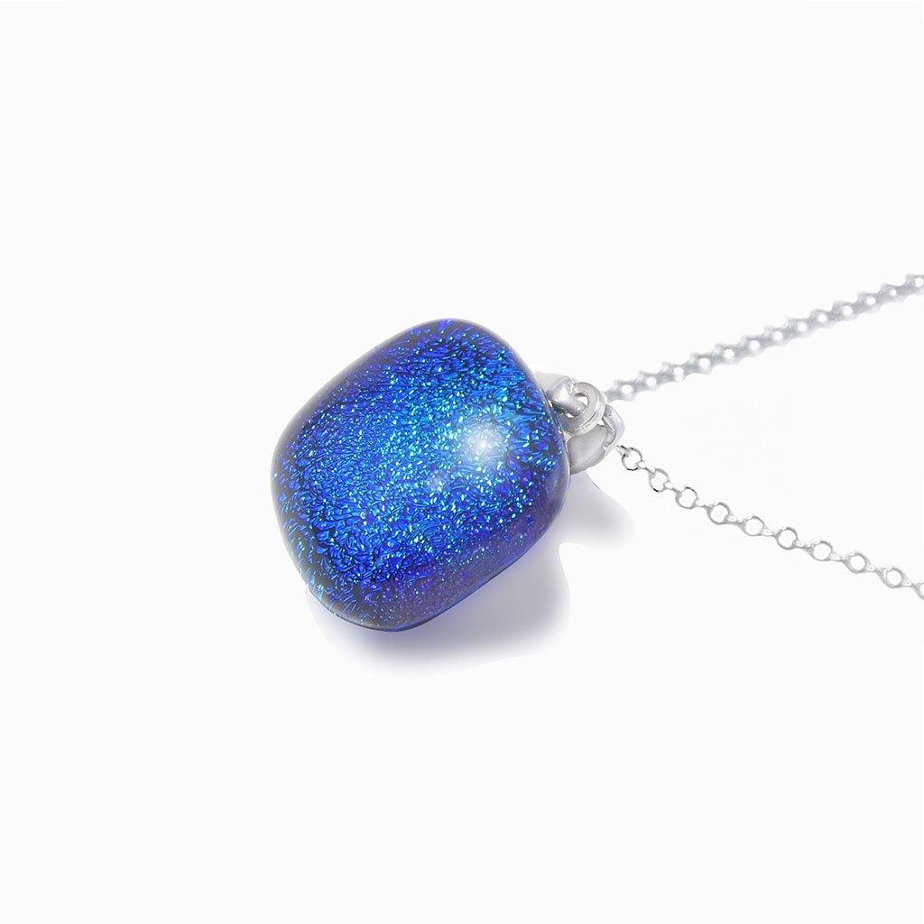 NECKLACE VERT DE BLEU ~ TEAL | SQUIRCLE | REFLET[proNECKLACE VERT DE BLEU ~ TEALduct_vendor]MicrocosmosPRODUCT INFORMATION

Exlusive Microcosmoses Glass Reflet
Bead size length: 14 mm / 0.55" |  width: 14 mm / 0.55"

Base chain: Sterling Silver 925 ~ Stainless Steel 
NECKLACE