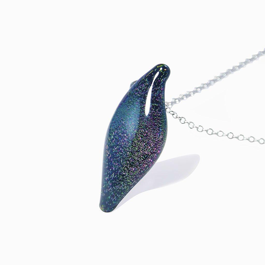 NECKLACE VIOLET ~ EMERALD | ALMOND | REFLET[proNECKLACE VIOLET ~ EMERALDduct_vendor]MicrocosmosPRODUCT INFORMATION

Exlusive Microcosmoses Glass Reflet
Bead size length: 25 mm / 1" |  width: 10 mm / 0.4"

Chain: Sterling Silver 925 ~ Stainless Steel 
Chain thiNECKLACE