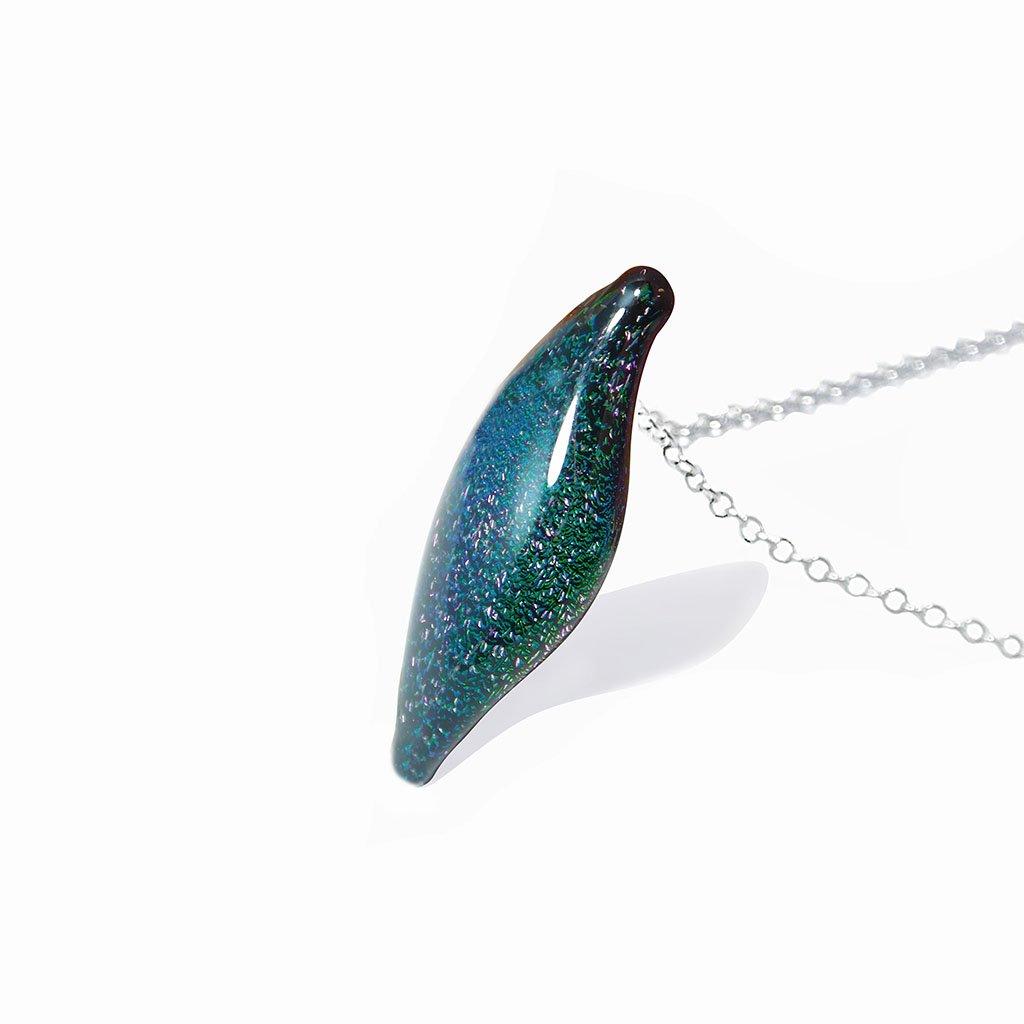 NECKLACE VIOLET ~ EMERALD | ALMOND | REFLET[proNECKLACE VIOLET ~ EMERALDduct_vendor]MicrocosmosPRODUCT INFORMATION

Exlusive Microcosmoses Glass Reflet
Bead size length: 25 mm / 1" |  width: 10 mm / 0.4"

Chain: Sterling Silver 925 ~ Stainless Steel 
Chain thiNECKLACE