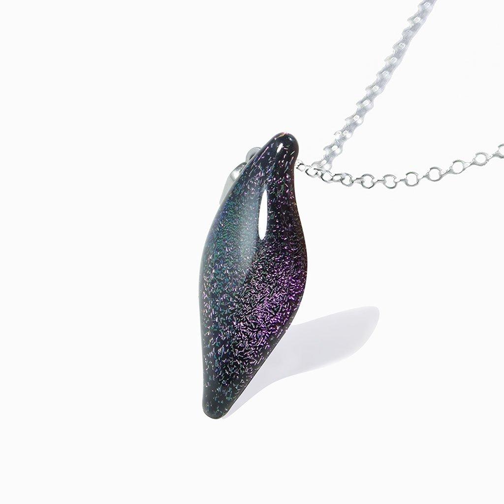 NECKLACE VIOLET ~ EMERALD | ALMOND | REFLET[proNECKLACE VIOLET ~ EMERALDduct_vendor]MicrocosmosPRODUCT INFORMATION

Exlusive Microcosmoses Glass Reflet
Bead size length: 25 mm / 1" |  width: 10 mm / 0.4"

Chain: Sterling Silver 925 ~ Stainless Steel 
Chain thiNECKLACE
