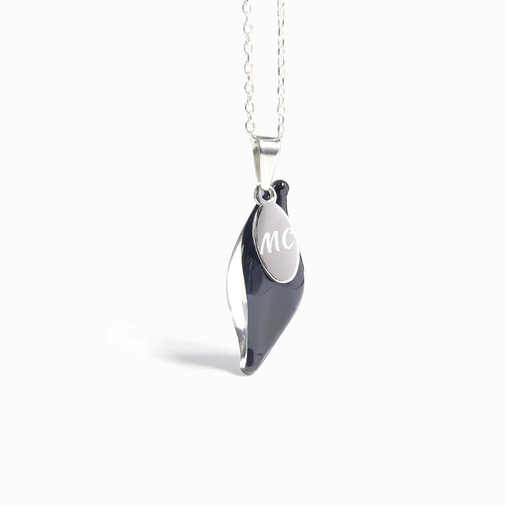 NECKLACE VIOLET ~ EMERALD | ALMOND | REFLET[proNECKLACE VIOLET ~ EMERALDduct_vendor]MicrocosmosPRODUCT INFORMATION

Exlusive Microcosmoses Glass Reflet
Bead size length: 25 mm / 1" |  width: 10 mm / 0.4"

Chain: Sterling Silver 925 ~ Stainless Steel 
Chain thiNECKLACE