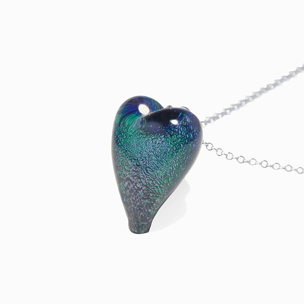 NECKLACE VIOLET ~ EMERALD | HEART | REFLET[proNECKLACE VIOLET ~ EMERALDduct_vendor]MicrocosmosPRODUCT INFORMATION                             

Exlusive Microcosmoses Glass Reflet
Bead size length: 18 mm / 0.7" |  width: 13 mm / 0.5"     

Base chain: SterlinNECKLACE