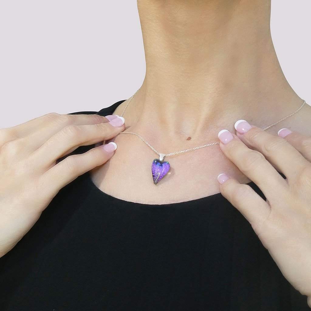 NECKLACE VIOLET ~ EMERALD | HEART | REFLET[proNECKLACE VIOLET ~ EMERALDduct_vendor]MicrocosmosPRODUCT INFORMATION                             

Exlusive Microcosmoses Glass Reflet
Bead size length: 18 mm / 0.7" |  width: 13 mm / 0.5"     

Base chain: SterlinNECKLACE