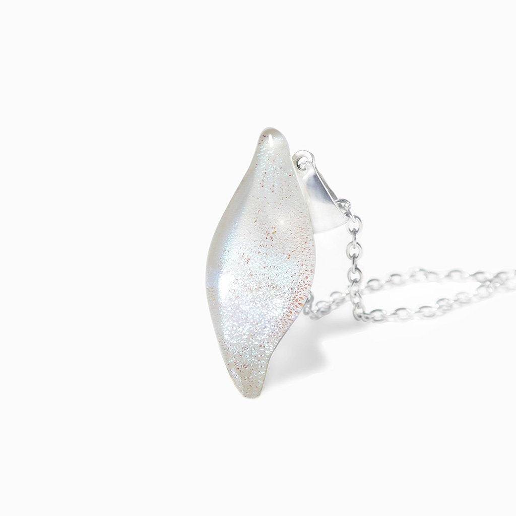 NECKLACE IRIDESCENT WHITE | ALMOND | REFLET[proNECKLACE IRIDESCENT WHITEduct_vendor]MicrocosmosPRODUCT INFORMATION

Exlusive Microcosmoses Glass Reflet
Bead size length: 25 mm / 1" |  width: 10 mm / 0.4"

Chain: Sterling Silver 925 ~ Stainless Steel 
Chain thiNECKLACE