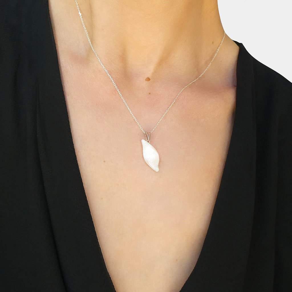 NECKLACE IRIDESCENT WHITE | ALMOND | REFLET[proNECKLACE IRIDESCENT WHITEduct_vendor]MicrocosmosPRODUCT INFORMATION

Exlusive Microcosmoses Glass Reflet
Bead size length: 25 mm / 1" |  width: 10 mm / 0.4"

Chain: Sterling Silver 925 ~ Stainless Steel 
Chain thiNECKLACE