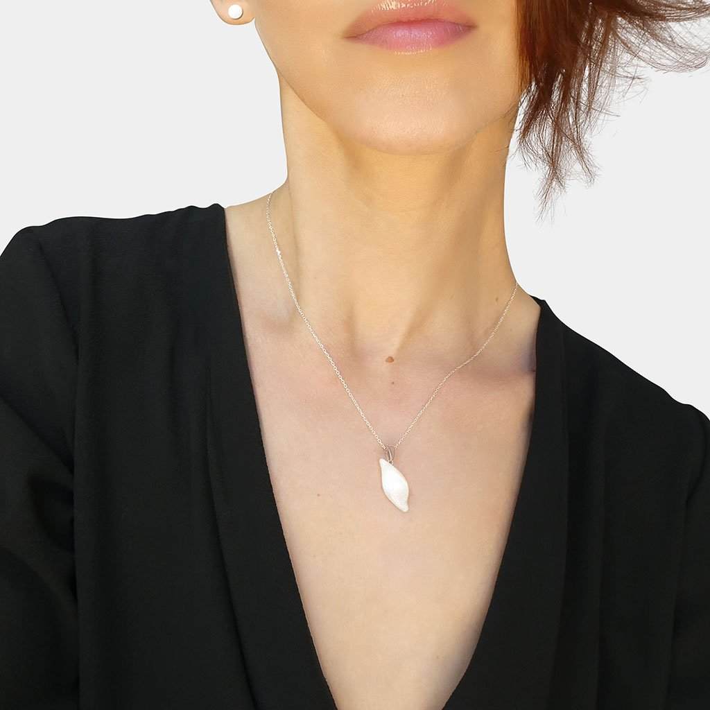 NECKLACE IRIDESCENT WHITE | ALMOND | REFLET[proNECKLACE IRIDESCENT WHITEduct_vendor]MicrocosmosPRODUCT INFORMATION

Exlusive Microcosmoses Glass Reflet
Bead size length: 25 mm / 1" |  width: 10 mm / 0.4"

Chain: Sterling Silver 925 ~ Stainless Steel 
Chain thiNECKLACE