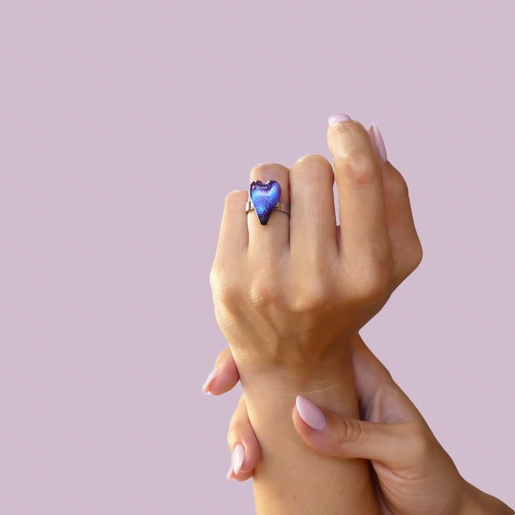 RING INDIGO ~ ETERNAL FUSHIA | HEART | REFLET[proRING INDIGO ~ ETERNAL FUSHIAduct_vendor]MicrocosmosPRODUCT INFORMATION

Exclusive Microcosmoses Glass Reflet™
Base: Sterling Silver 925 or Stainless Steel 
Bead size length: 18 mm / 0.7" |  width: 13 mm / 0.5"


FreeRINGS GLASS REFLET