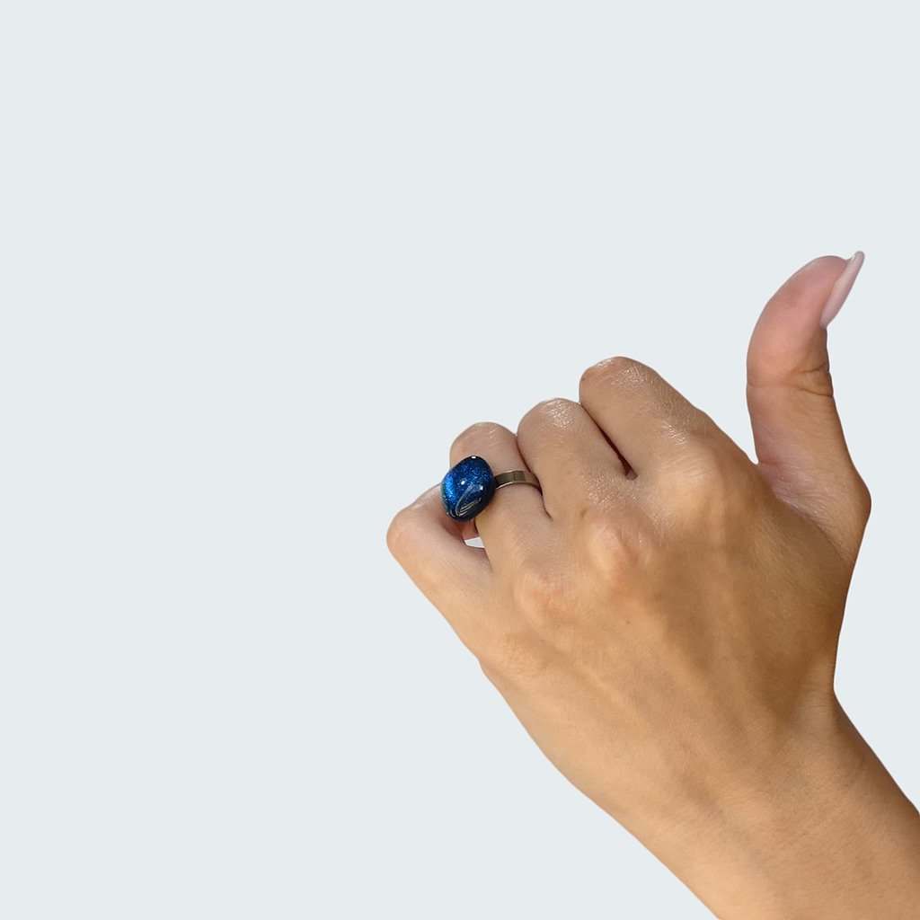 RING TURQUOISE ~ NIGHT BLUE | SQUIRCLE | REFLET[proRING TURQUOISE ~ NIGHT BLUEduct_vendor]MicrocosmosPRODUCT INFORMATION

Exclusive Microcosmoses Glass Reflet™
Base: Stainless Steel 
Bead size length: 12~14 mm / 0.47"~0.55" |  width: 12~14 mm / 0.47"~0.55"


Free GiRINGS GLASS REFLET