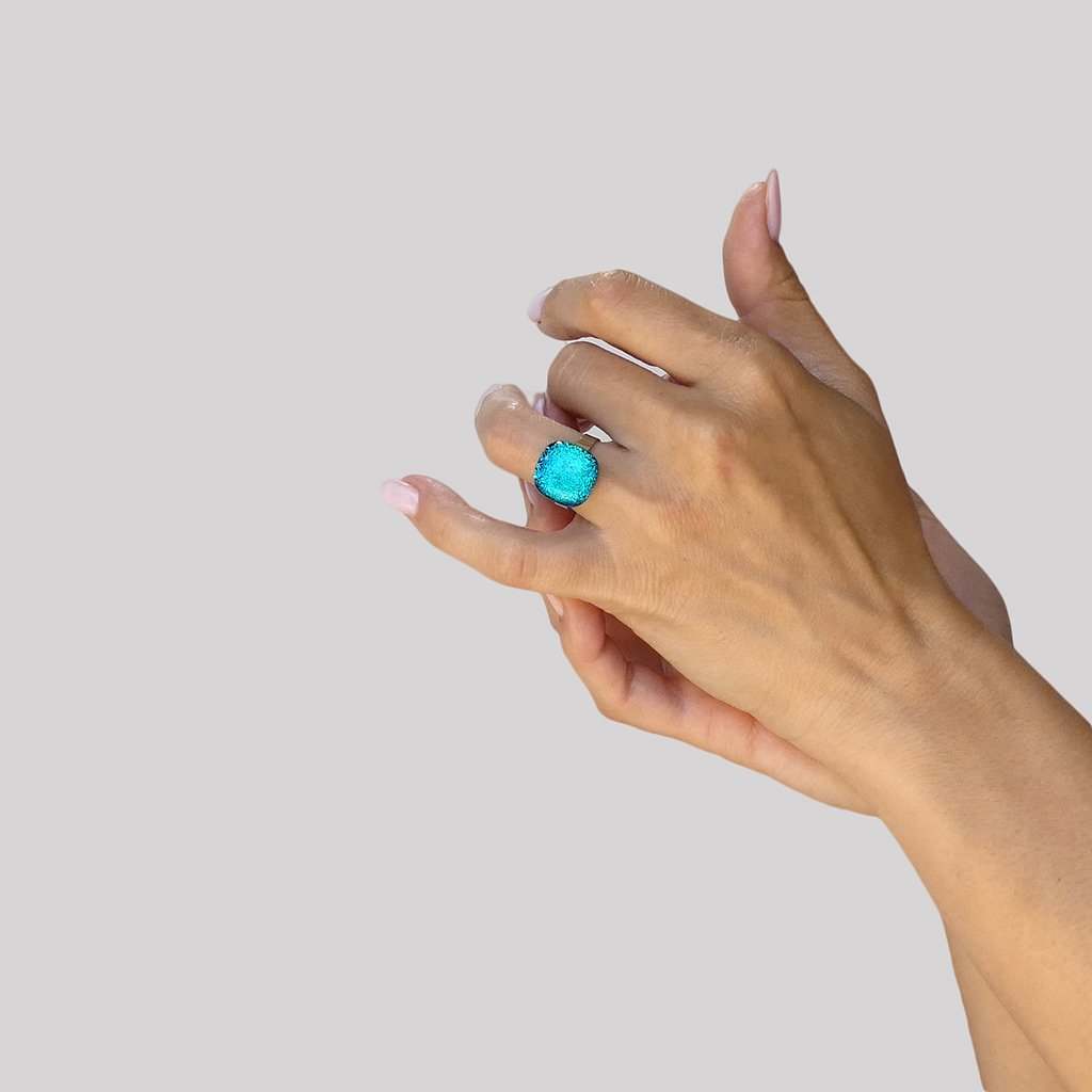 RING VERT DE BLEU ~ TEAL | SQUIRCLE | REFLET[proRING VERT DE BLEU ~ TEALduct_vendor]MicrocosmosPRODUCT INFORMATION

Exclusive Microcosmoses Glass Reflet™
Base: Stainless Steel 
Bead size length: 12~14 mm / 0.47"~0.55" |  width: 12~14 mm / 0.47"~0.55"


Free GiRINGS GLASS REFLET