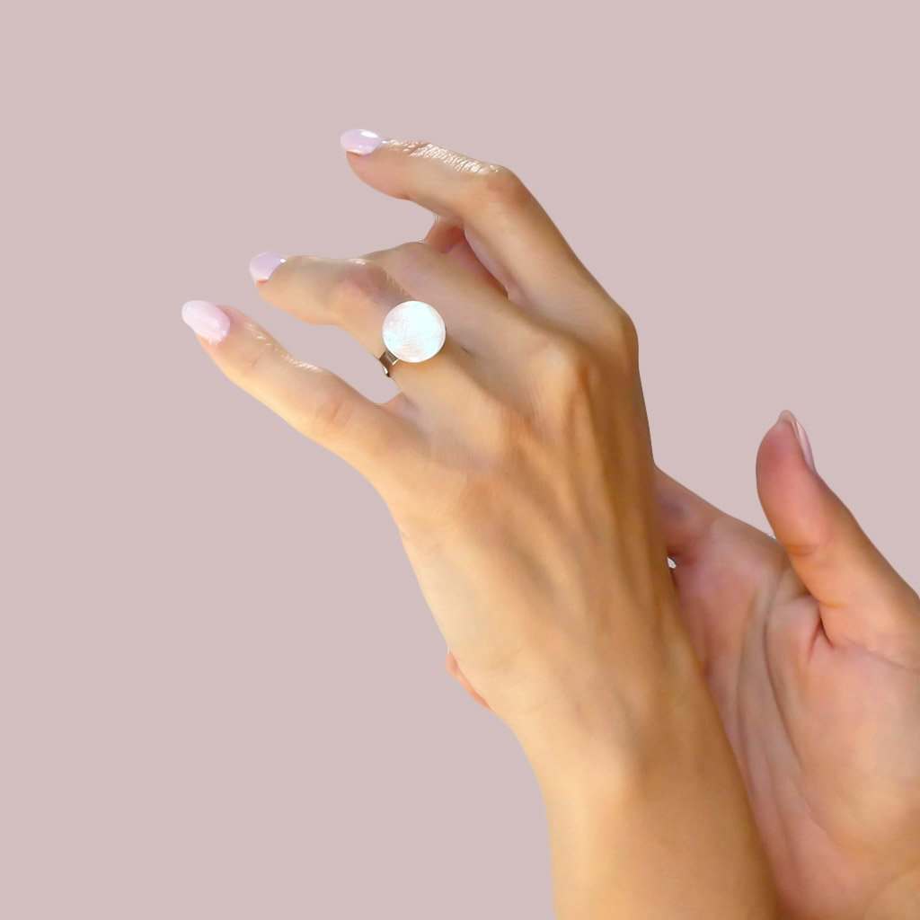 RING IRIDESCENT WHITE | ECLIPSE | REFLET[proRING IRIDESCENT WHITEduct_vendor]MicrocosmosPRODUCT INFORMATION 

Exclusive Microcosmoses Glass Reflet™
Base: Stainless Steel 
Bead size: 12~14 mm / 0.47"~0.55"


Free Gift Box 


The  Microcosmoses Reflet SteRINGS GLASS REFLET
